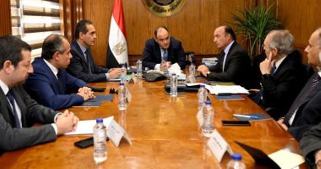 وزيرالتجارة يبحث مع رؤساء المجالس التصديرية خطط الـ100مليار دولار