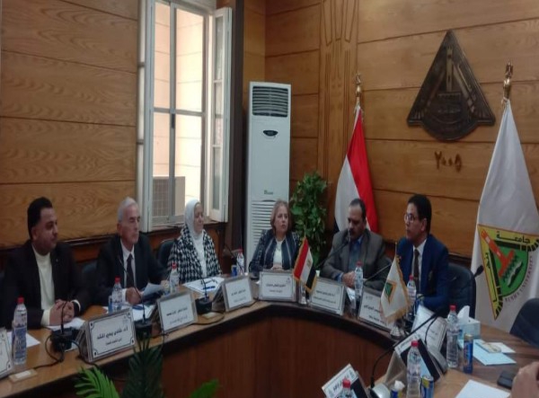 الجيزاوي يناقش وضع السياسة العامة لأنشطة التحول الرقمي بجامعة بنها