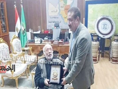 صورة أرشيفية خلال تكريم محافظ المنوفية لصاحب الايادي البيضاء الحاج وحيد البيه