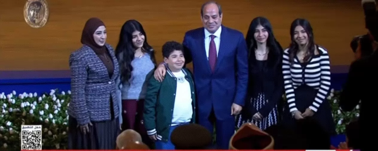 الرئيس السيسي يلتقط صورة تذكارية مع أبناء الشهيد العقيد رامي هلال