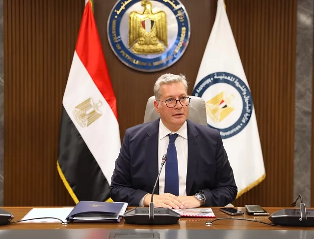 وزير البترول يهنئ الرئيس السيسي ووزير الداخلية بعيد الشرطة 