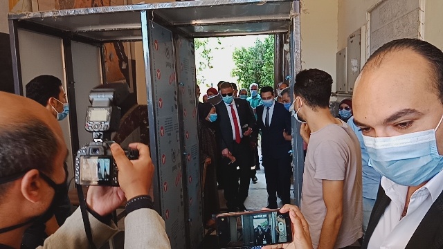 محافظ الفيوم يساعد سيدة مسنة أثناء دخولها للتصويت