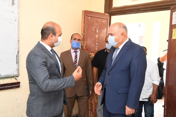محافظ قنا يتفقد عددا من اللجان الإنتخابية للإطمئنان على سير عمليات التصويت.. بالصور