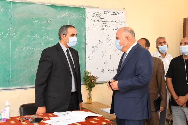محافظ قنا يتفقد عددا من اللجان الإنتخابية للإطمئنان على سير عمليات التصويت.. بالصور