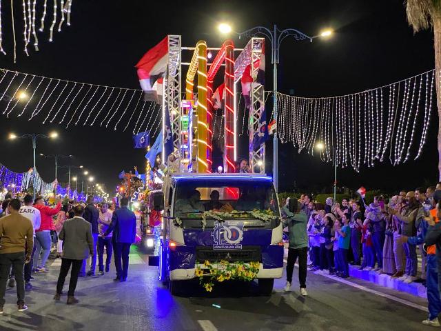 انطلاق عربات الزهور احتفالا بالعيد القومي للسويس 
