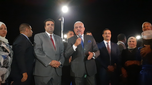 انطلاق عربات الزهور احتفالا بالعيد القومي للسويس 