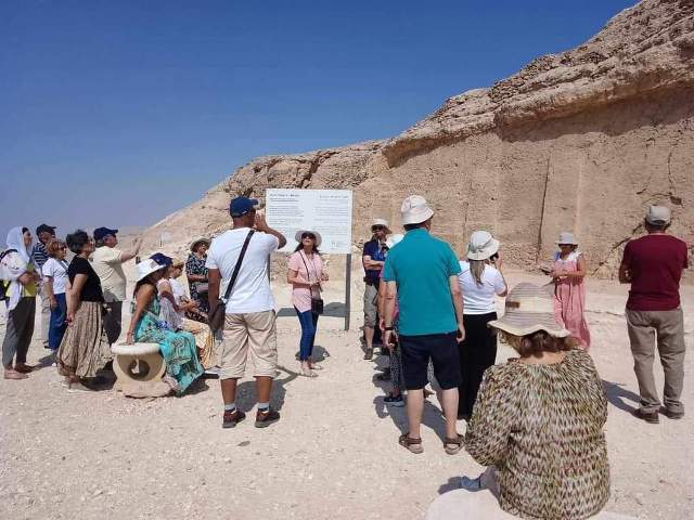 وفد سياحي من دولة البرتغال يزور المناطق الاثرية بالمنيا