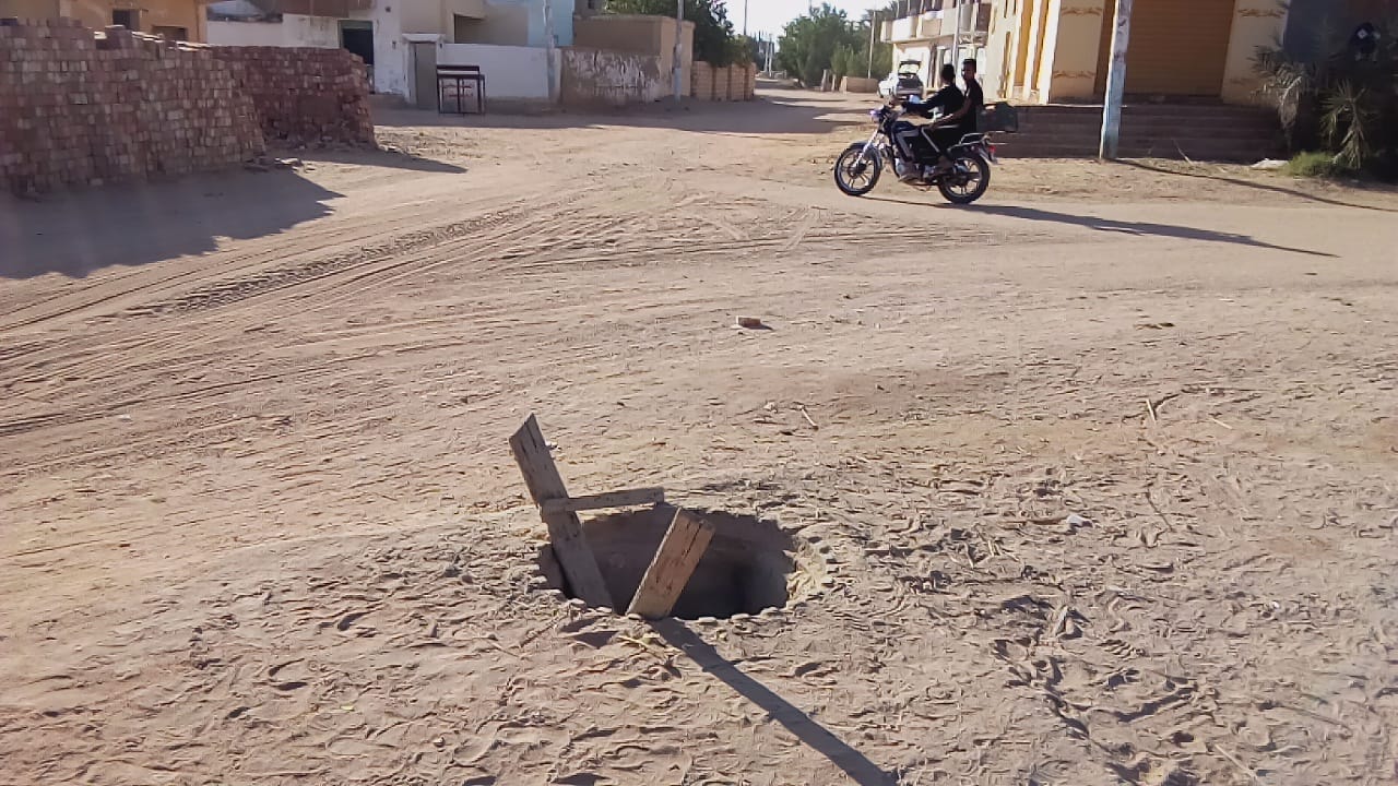 الجمهورية اونلاين ترصد غرف مياه رئيسية مكشوفة تهدد حياه سكان قرية بالوادى الجديد..صور