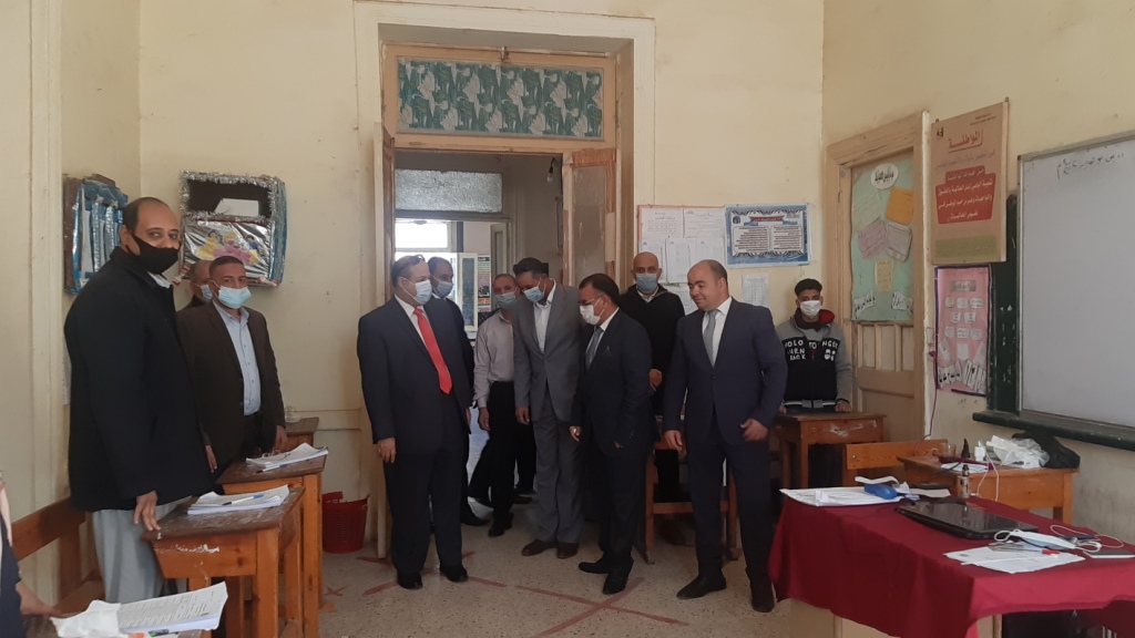 رئيس محكمة شمال اسيوط الابتدائية يتفقد لجان انتخابات الاعادة