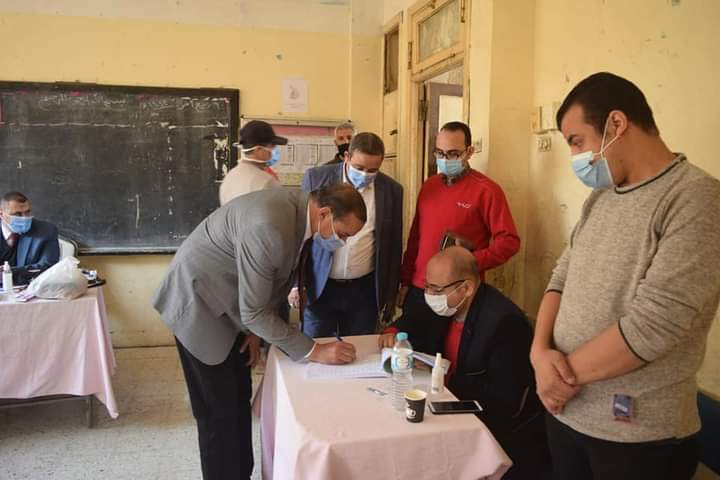 رئيس جامعة سوهاج يدلي بصوته الانتخابي بانتخابات الاعادة بمجلس النواب..صور