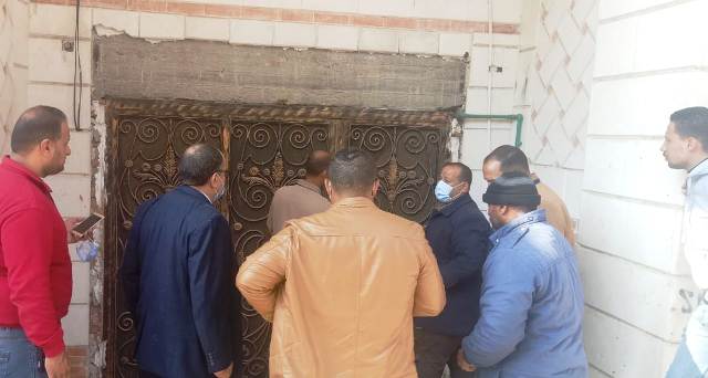 جهاز دمياط الجديدة يغلق محلات بدون ترخيص والبدرومات المخالفة بالتعاون مع الشرطة.. بالصور