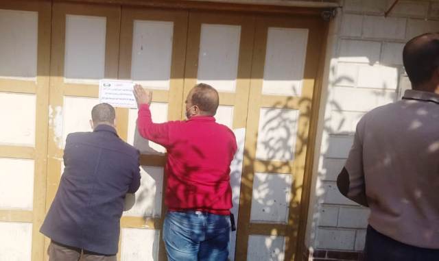 جهاز دمياط الجديدة يغلق محلات بدون ترخيص والبدرومات المخالفة بالتعاون مع الشرطة.. بالصور