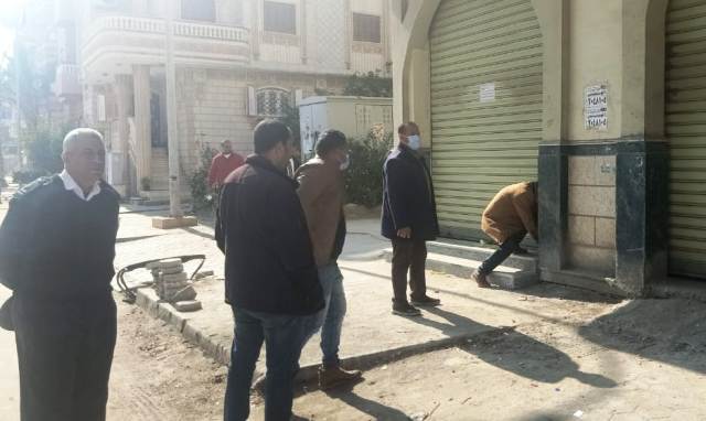 جهاز دمياط الجديدة يغلق محلات بدون ترخيص والبدرومات المخالفة بالتعاون مع الشرطة.. بالصور