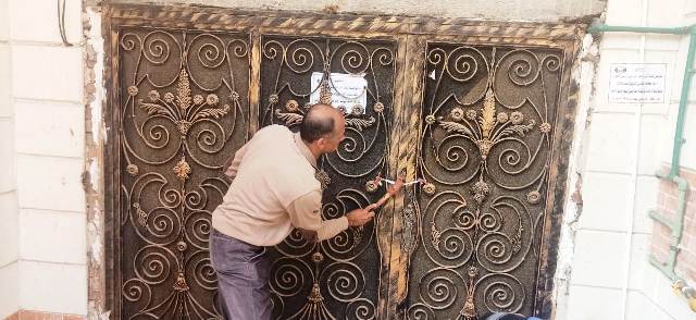 جهاز دمياط الجديدة يغلق محلات بدون ترخيص والبدرومات المخالفة بالتعاون مع الشرطة.. بالصور