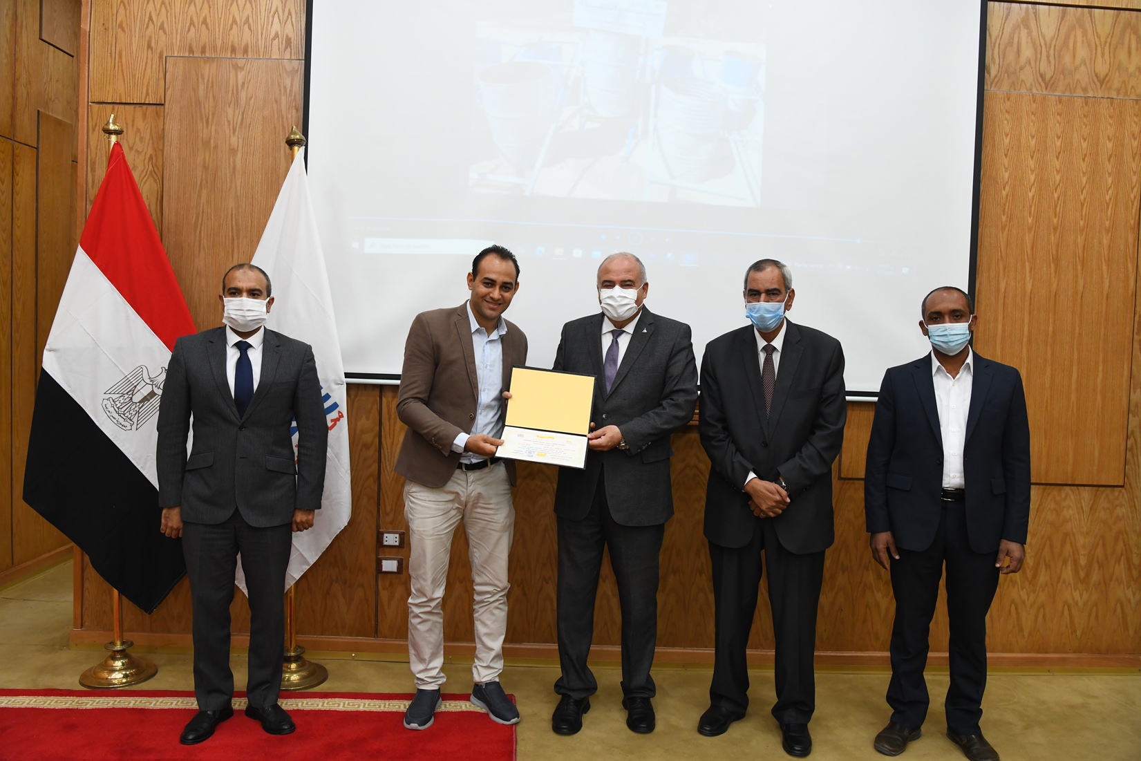 محافظ قنا يكرم عددا من النماذج المشرفة من المواطنين والعاملين بالمحافظه