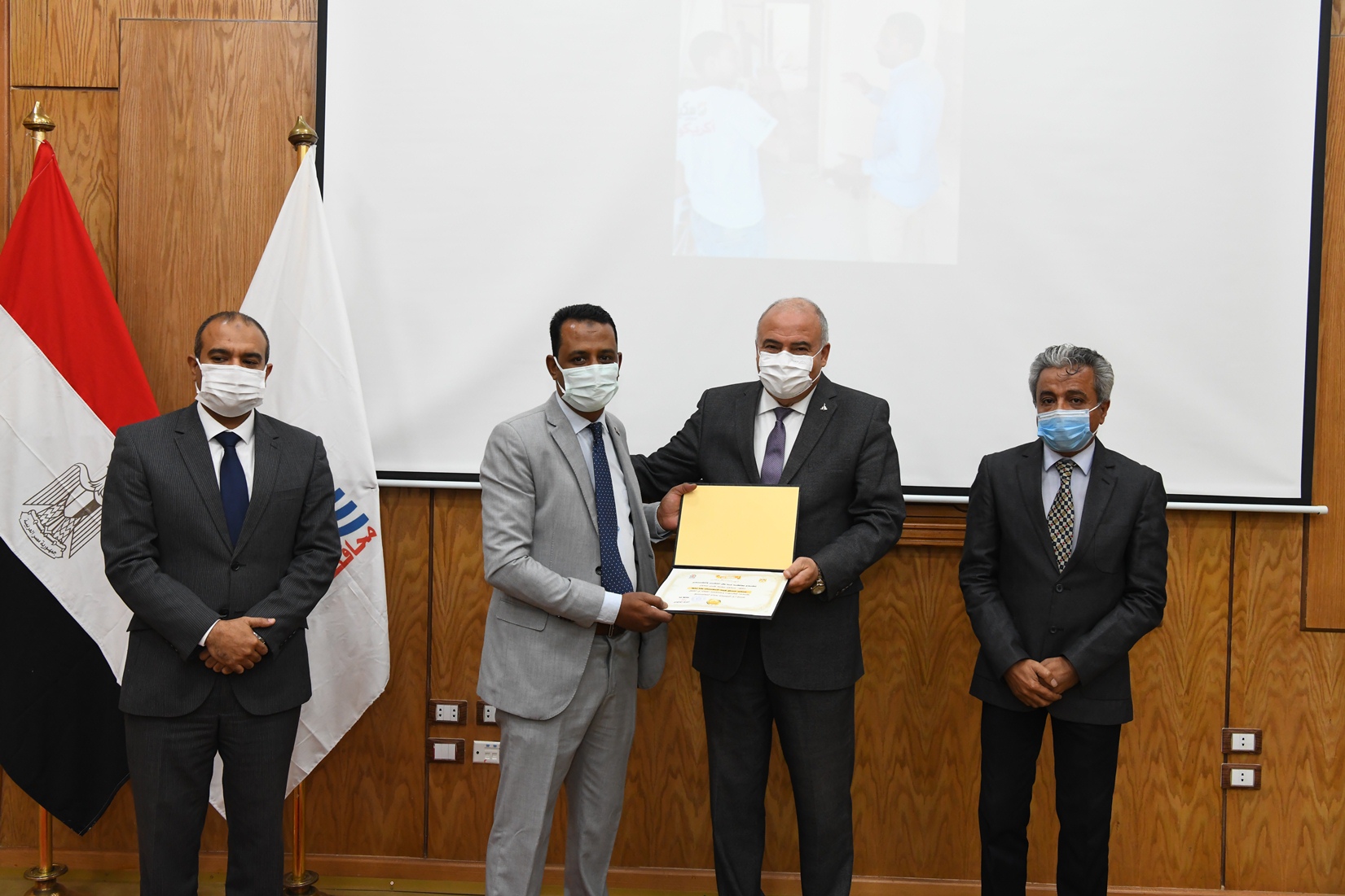 محافظ قنا يكرم عددا من النماذج المشرفة من المواطنين والعاملين بالمحافظه