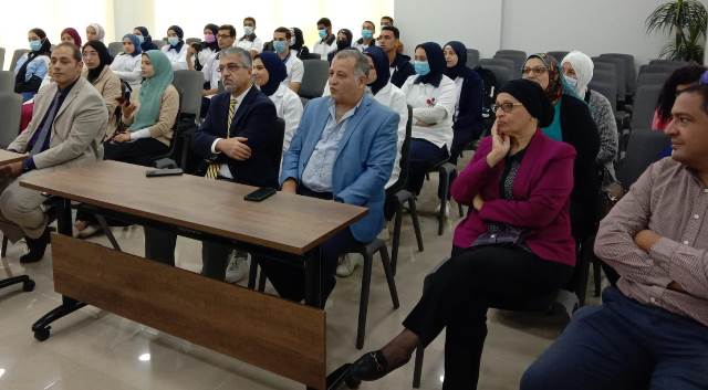 خبيرة من أمريكا تعقد ندوة لطلاب كلية التمريض فى جامعة بدر.. بالصور