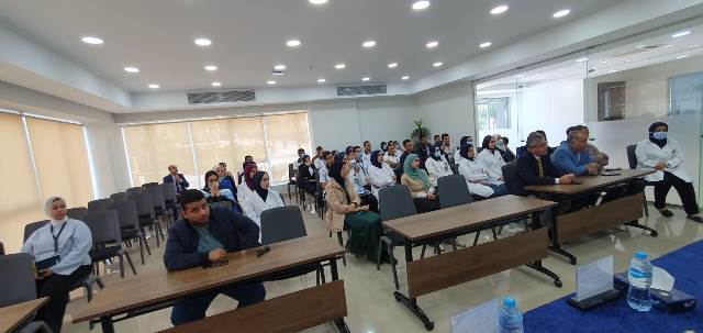 خبيرة من أمريكا تعقد ندوة لطلاب كلية التمريض فى جامعة بدر.. بالصور