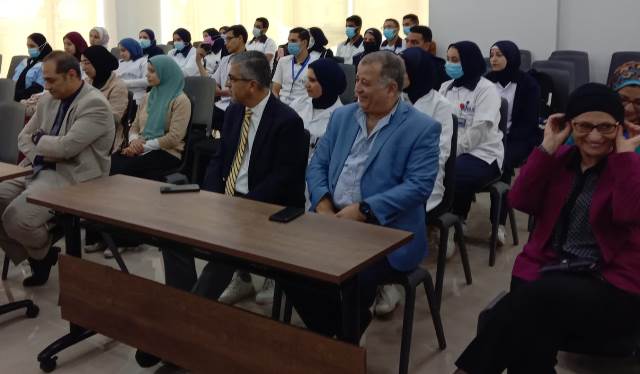 خبيرة من أمريكا تعقد ندوة لطلاب كلية التمريض فى جامعة بدر.. بالصور