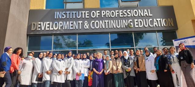 خبيرة من أمريكا تعقد ندوة لطلاب كلية التمريض فى جامعة بدر.. بالصور