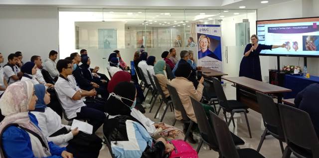 خبيرة من أمريكا تعقد ندوة لطلاب كلية التمريض فى جامعة بدر.. بالصور