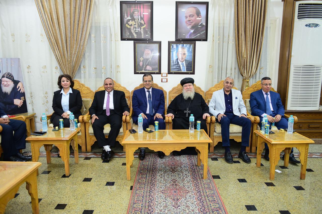 مجلس جامعة سوهاج يهنئ  الأنبا باخوم لمنحه رتبة 