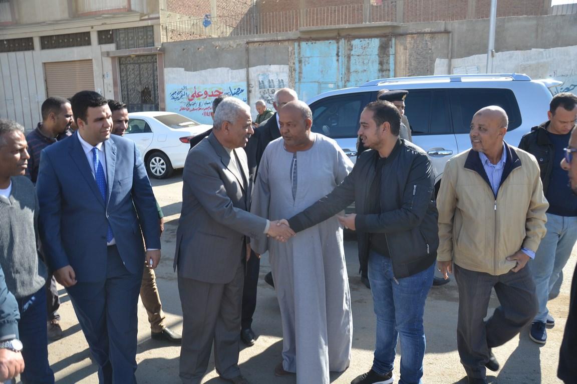 صقر :  رفع التراكمات ومخلفات المباني من جميع أحياء السويس 