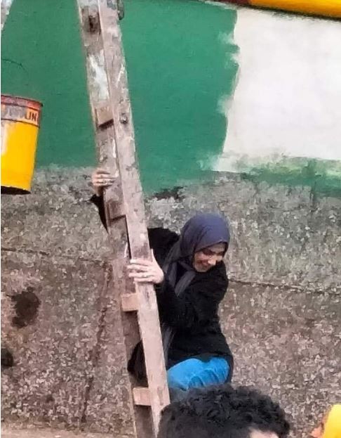 منى زكى تثير الجدل بالحجاب فى احدث ظهور لها.. صور