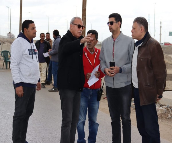 محافظ القليوبية يضبط سيارة تسير عكس وتقطع الطريق بمحور العصار