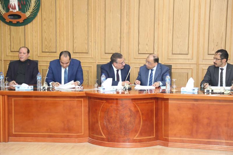 تكريم وزير التنمية المحلية خلال زيارته للمنوفية وتفقد مصنع أبو خريطة.. صور