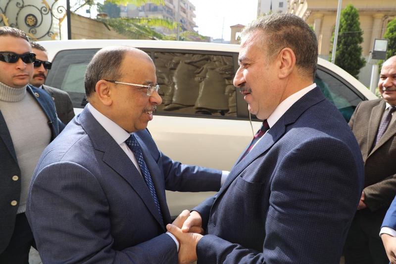 تكريم وزير التنمية المحلية خلال زيارته للمنوفية وتفقد مصنع أبو خريطة.. صور