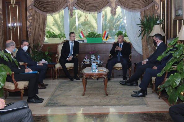 وزيرا النقل المصري والخارجية والتجارة المجري يبحثان التعاون في مجال تصنيع 200 عربة نوم جديدة 