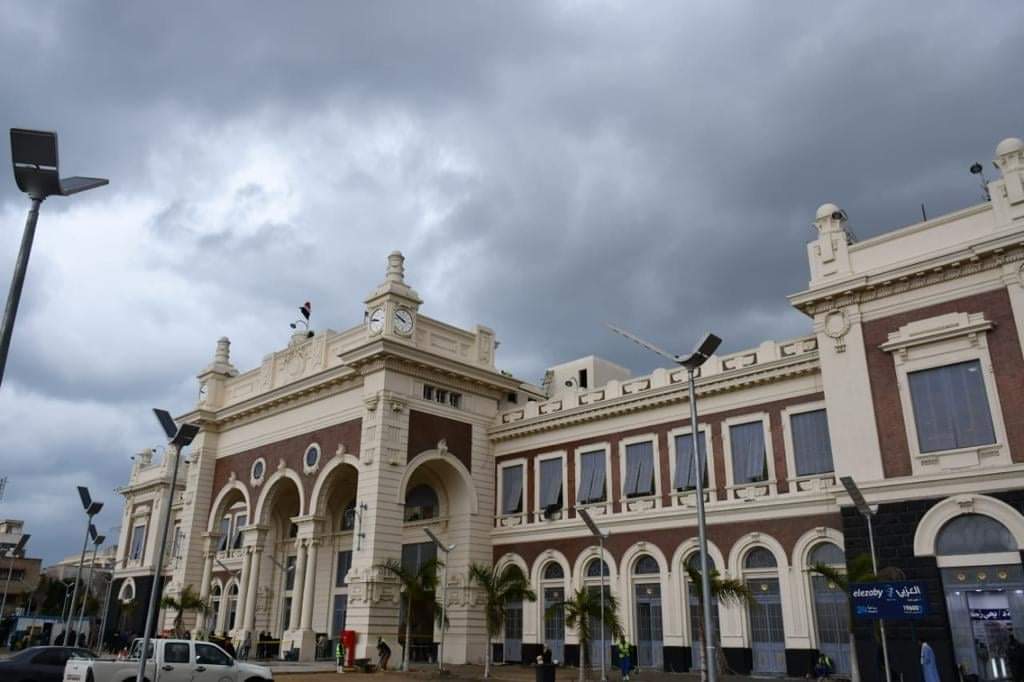 رئيس السكة الحديد يتفقد أعمال تطوير محطة الاسكندرية..صور