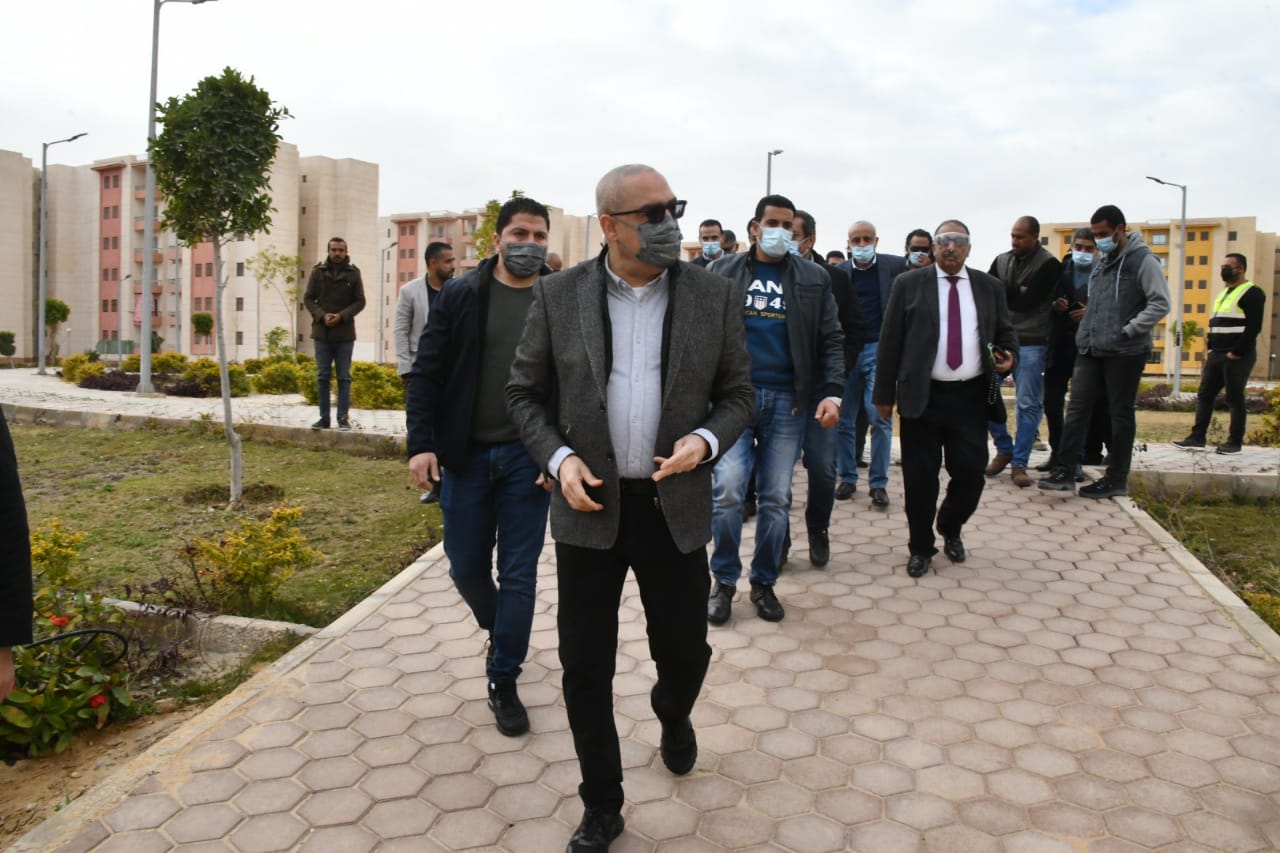 وزير الإسكان يتفقد المشروعات السكنية بمدينتى حدائق أكتوبر وأكتوبر الجديدة .. صور