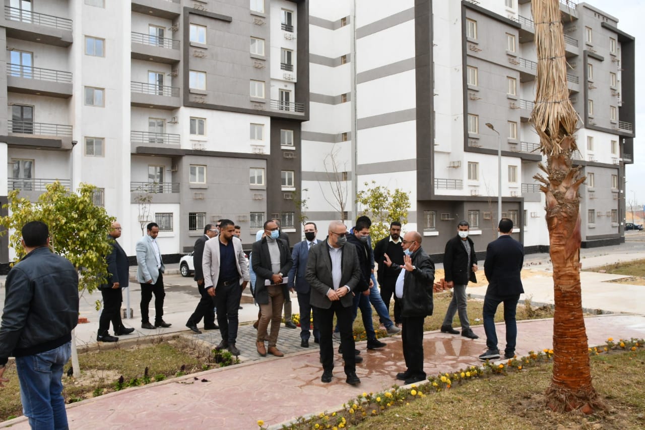 وزير الإسكان يتفقد المشروعات السكنية بمدينتى حدائق أكتوبر وأكتوبر الجديدة .. صور