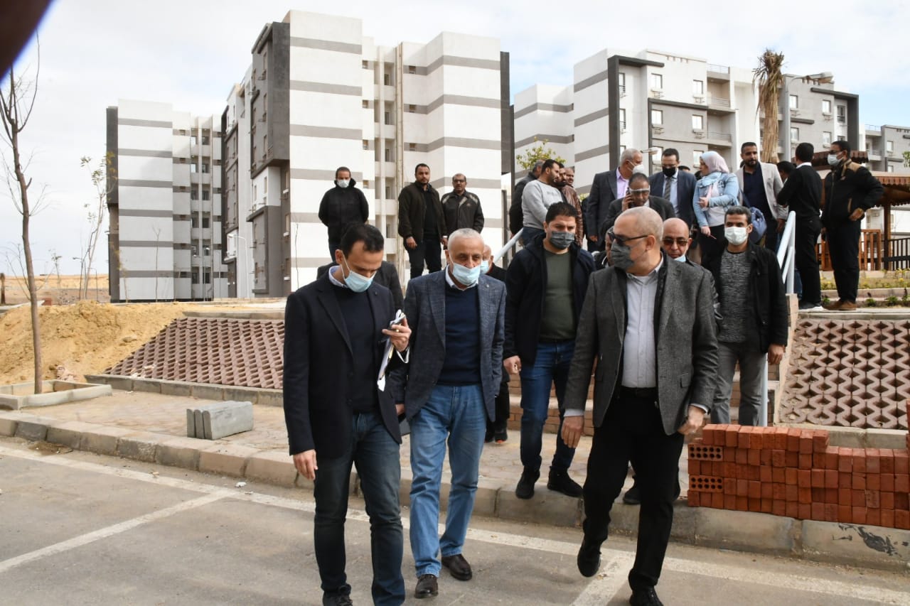 وزير الإسكان يتفقد المشروعات السكنية بمدينتى حدائق أكتوبر وأكتوبر الجديدة .. صور