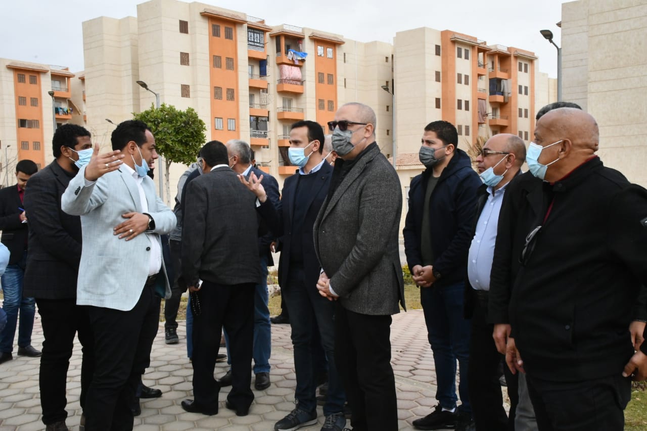 وزير الإسكان يتفقد المشروعات السكنية بمدينتى حدائق أكتوبر وأكتوبر الجديدة .. صور