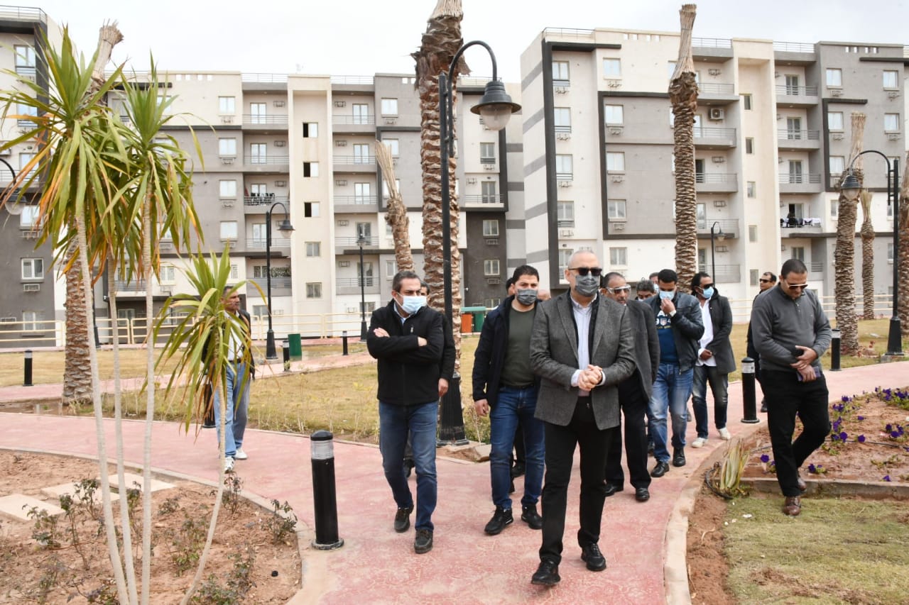 وزير الإسكان يتفقد المشروعات السكنية بمدينتى حدائق أكتوبر وأكتوبر الجديدة .. صور