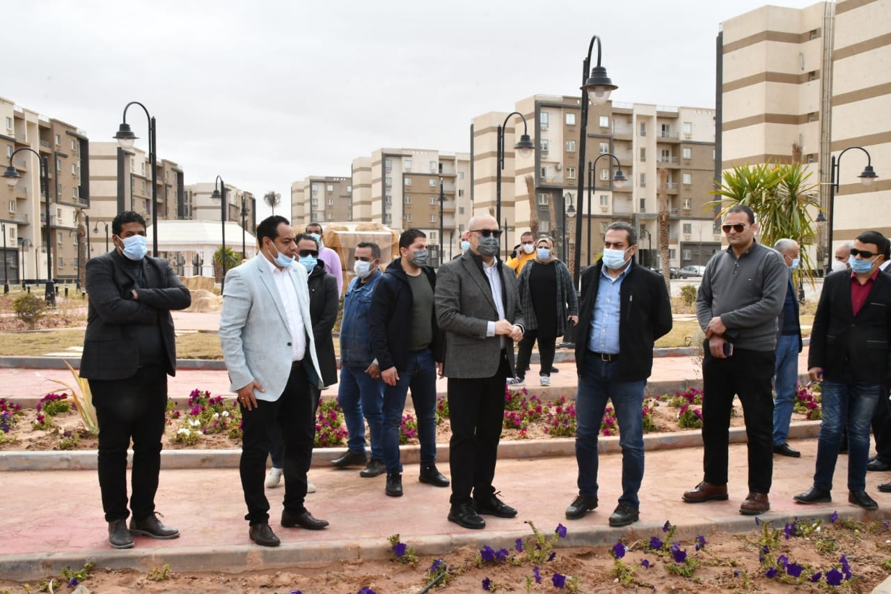 وزير الإسكان يتفقد المشروعات السكنية بمدينتى حدائق أكتوبر وأكتوبر الجديدة .. صور