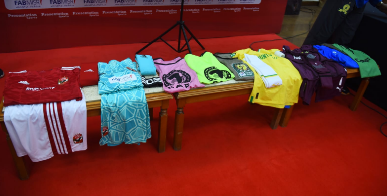 الاهلى بالقميص الاحمر والشورت الابيض امام صن داونز