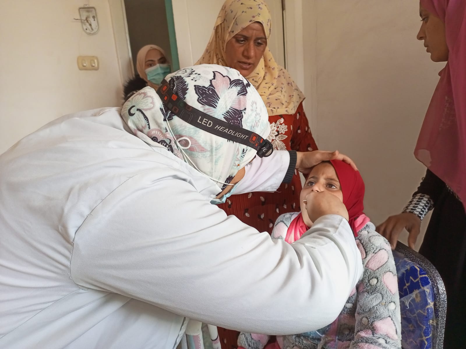 جامعة المنيا تنظم قافلة طبية ببني مزار   