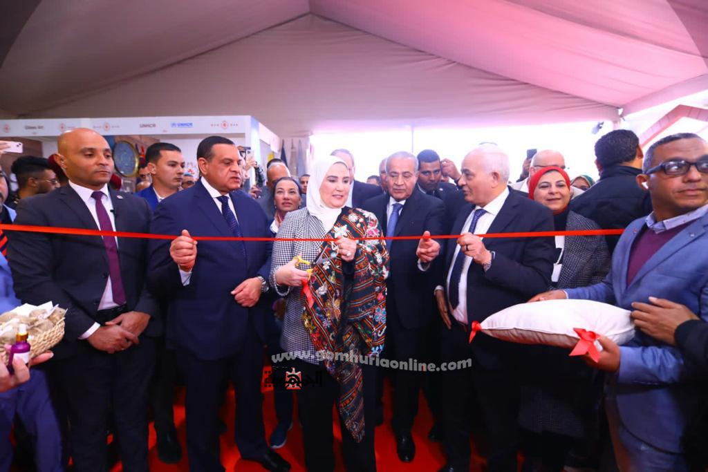 وزراء التنمية المحلية والتضامن والتموين والتعليم والبيئة والطيران وقطاع الأعمال خلال إفتتاح معرض ديارنا