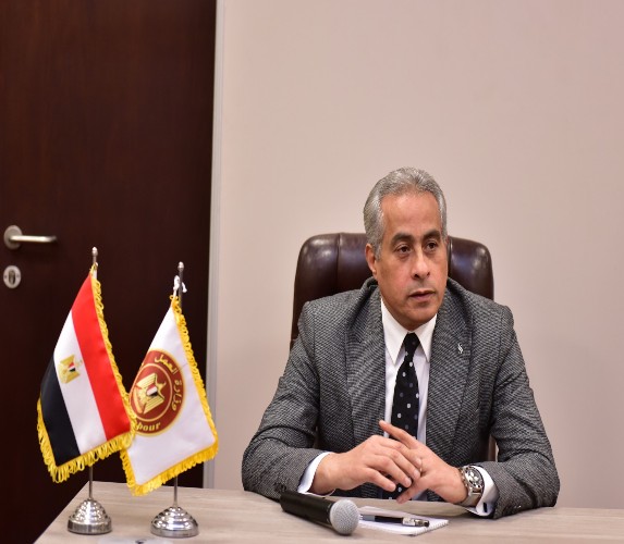 وزير العمل حسن شحاتة