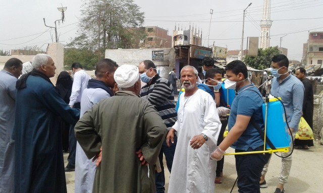 حملة شبابية بدشنا لتعقيم المؤسسات الحكومية والأماكن العامة.. بالصور