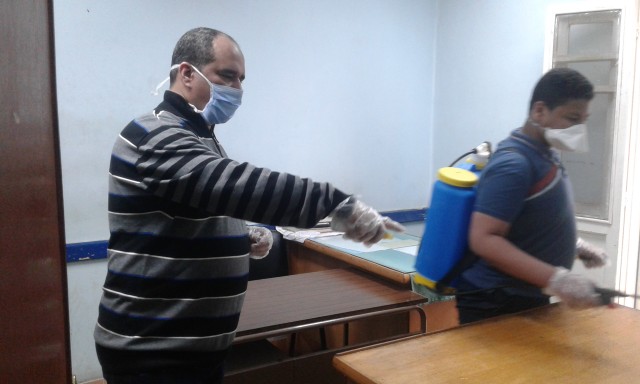 حملة شبابية بدشنا لتعقيم المؤسسات الحكومية والأماكن العامة.. بالصور