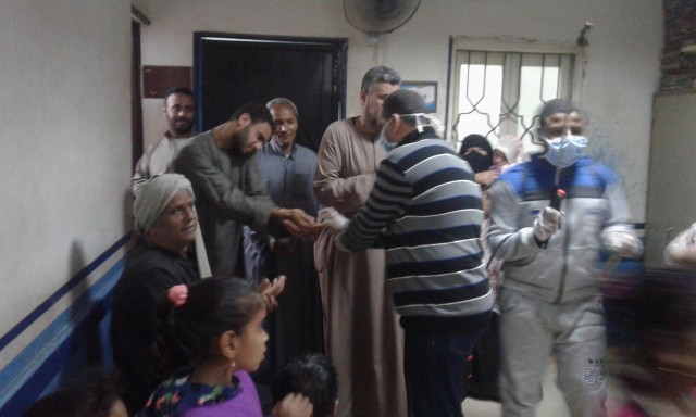 حملة شبابية بدشنا لتعقيم المؤسسات الحكومية والأماكن العامة.. بالصور