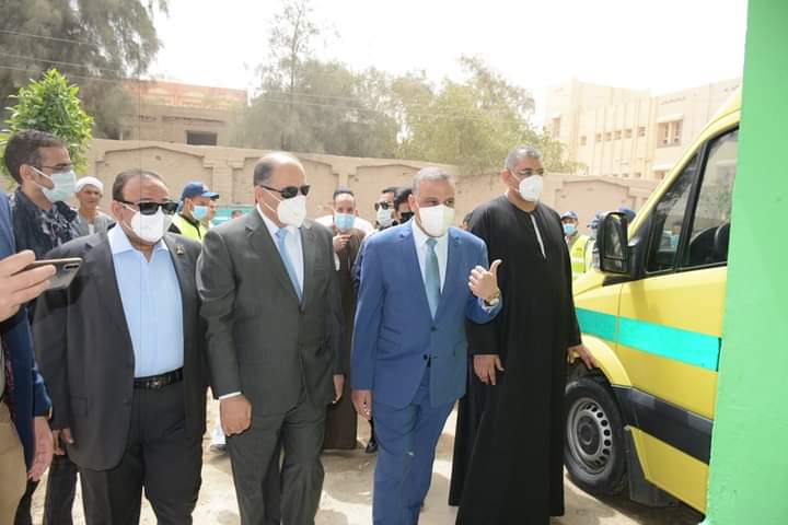 محافظ سوهاج يفتتح الوحدة البيطرية ويتفقد مشروعات خدمية بقرية الصوامعة شرق..صور