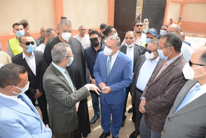 محافظ سوهاج يفتتح الوحدة البيطرية ويتفقد مشروعات خدمية بقرية الصوامعة شرق..صور