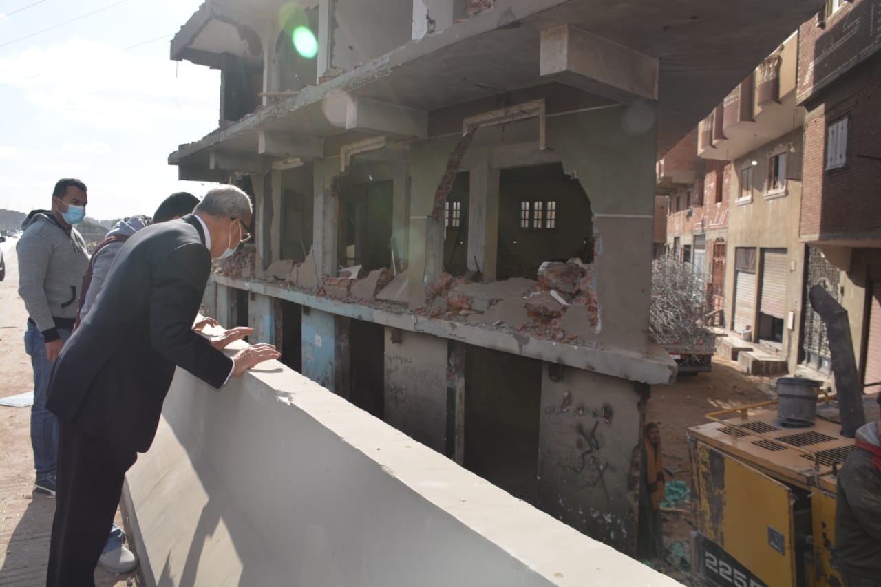  محافظ القليوبية يوجه بسرعة إزالة العقارات المتعارضة مع توسعات 