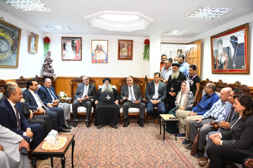 محافظ قنا يهنئ الاخوه الاقباط بنجع حمادي بمناسبة عيد القيامة المجيد 